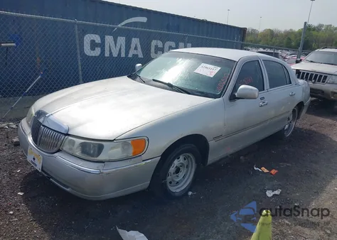 2000 Lincoln Town Car Executive z USA, uszkodzony, nr VIN 1LNHM81W9YY924809